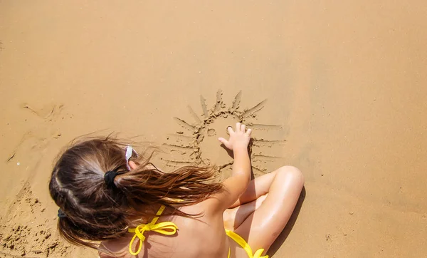 Criança Pinta Sol Areia Foco Seletivo Miúdo — Fotografia de Stock