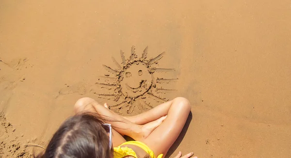 Ребенок Рисует Солнце Песке Выборочный Фокус Kid — стоковое фото