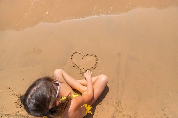 Criança Desenha Coração Areia Foco Seletivo Miúdo — Fotografia de Stock