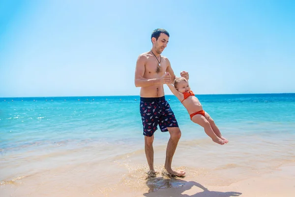 Padre Lanza Bebé Contra Fondo Del Mar Enfoque Selectivo Niño — Foto de Stock