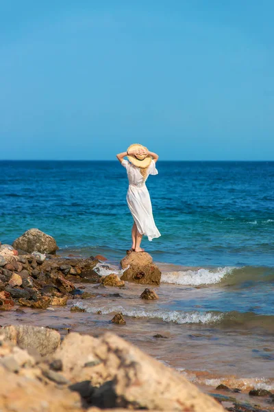 Uma Mulher Chapéu Olha Para Mar Foco Seletivo Pessoas — Fotografia de Stock