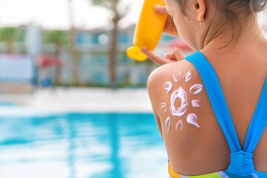 Çocuk güneş kremi sürüyor. Seçici odaklanma. Çocuk.