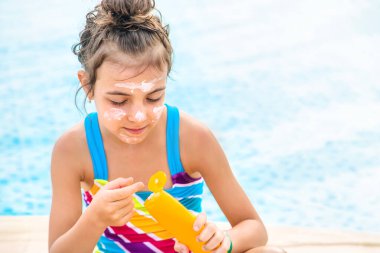 Çocuk güneş kremi sürüyor. Seçici odaklanma. Çocuk.