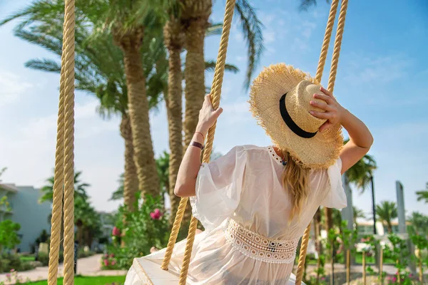 Una Mujer Vacaciones Columpio Enfoque Selectivo Gente — Foto de Stock