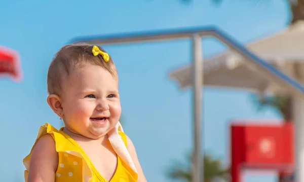 Bebé Cerca Piscina Está Moldeado Con Agua Enfoque Selectivo Gente —  Fotos de Stock