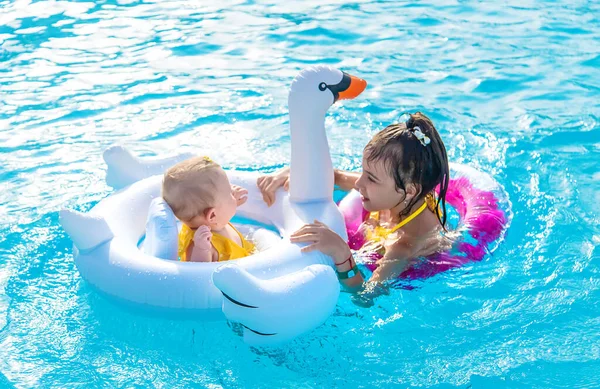 Bebê Nada Círculo Mar Foco Seletivo Criança — Fotografia de Stock