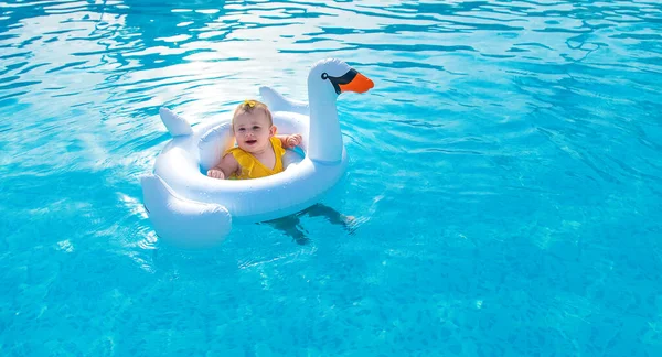 Baby Schwimmt Kreis Auf Dem Meer Selektiver Fokus Kind — Stockfoto