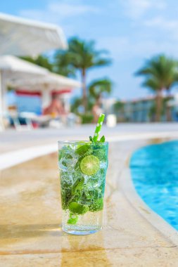 Havuz kenarında mojito kokteyli. Seçici odaklanma. İç..