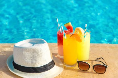 Havuz başında kokteyller. Seçici odaklanma. Yiyecek..