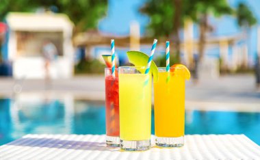 Havuz başında kokteyller. Seçici odaklanma. Yiyecek..