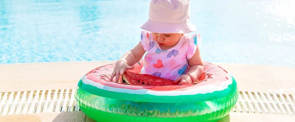 Menina Come Melancia Perto Piscina Foco Seletivo Miúdo — Fotografia de Stock