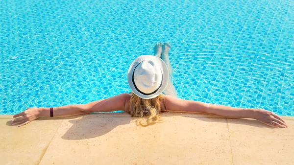 Vrouw Bij Het Zwembad Met Een Hoed Selectieve Focus Natuur — Stockfoto