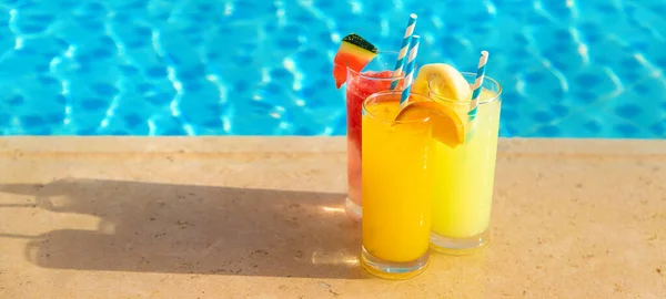 Cocktails Bij Het Zwembad Drinken Selectieve Focus Voedsel — Stockfoto