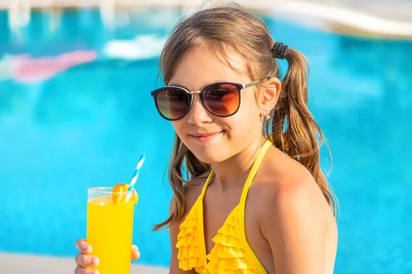 Niño Está Bebiendo Cóctel Junto Piscina Enfoque Selectivo Niño — Foto de Stock