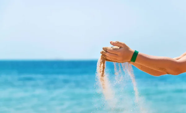 Песок Руках Ребенка Выборочный Фокус Море — стоковое фото