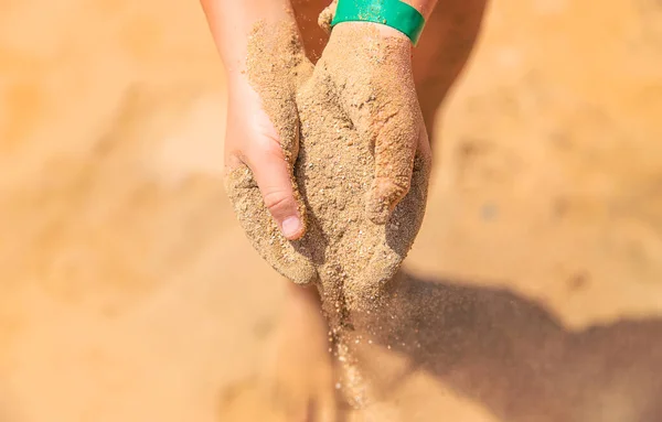 Песок Руках Ребенка Выборочный Фокус Море — стоковое фото