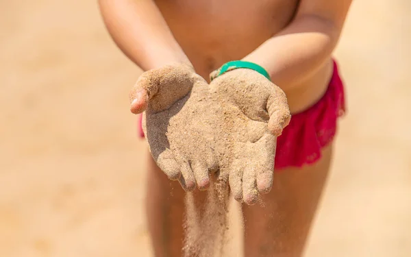 Sand Den Händen Eines Kindes Selektiver Fokus Meer — Stockfoto