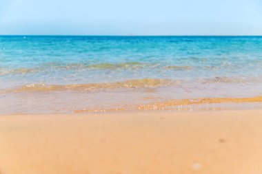 Deniz doğanın güzel mavisidir. Seçici odaklanma. Yaz.