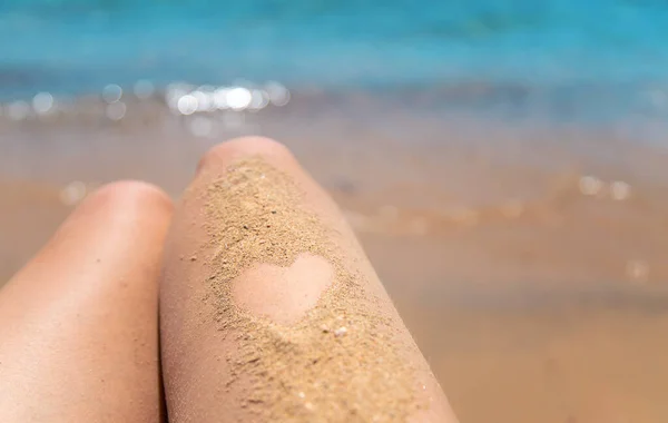 Сердце Песка Ноге Пляжной Женщины Выборочный Фокус Море — стоковое фото