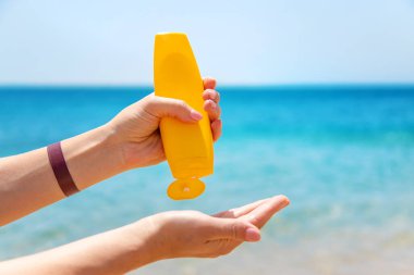 Bir kadının ellerinde güneş kremi. Seçici odaklanma. İnsanlar.