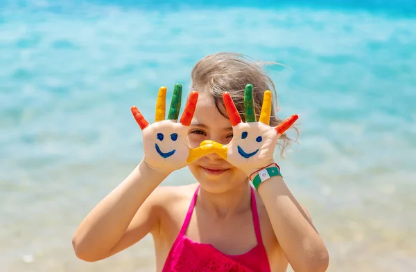 Руках Дитини Посмішка Фарбами Морі Вибірковий Фокус Хлопчик — стокове фото