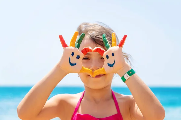 Nas Mãos Criança Sorriso Com Pinturas Mar Foco Seletivo Miúdo — Fotografia de Stock