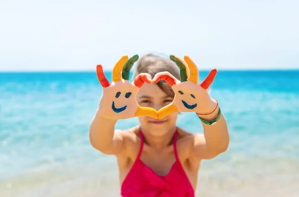 Nas Mãos Criança Sorriso Com Pinturas Mar Foco Seletivo Miúdo — Fotografia de Stock