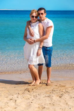 Deniz seyahatinde aşıklar. Seçici odaklanma. İnsanlar.