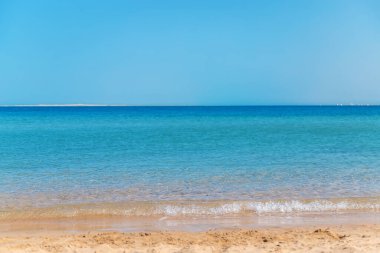 Deniz doğanın güzel mavisidir. Seçici odaklanma. Yaz.