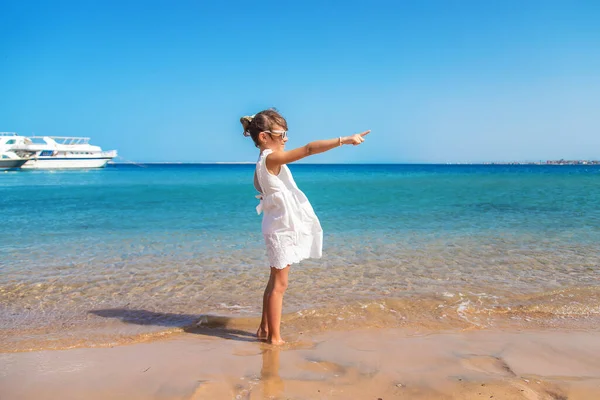 Menina Praia Mar Foco Seletivo Miúdo — Fotografia de Stock