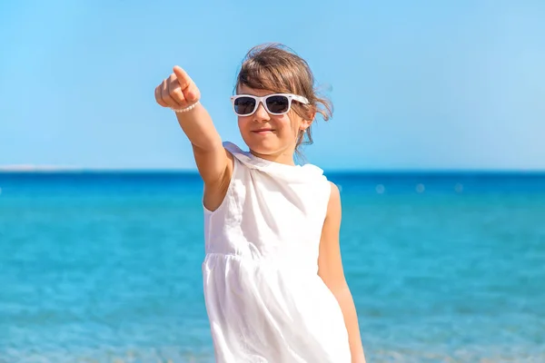 Дитяча Дівчинка Морському Пляжі Вибірковий Фокус Хлопчик — стокове фото