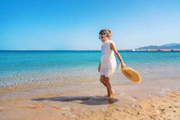 Menina Praia Mar Foco Seletivo Miúdo — Fotografia de Stock