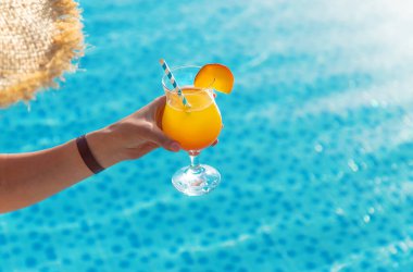 Havuzda kokteyl içen kadın. Seçici odaklanma. İç..