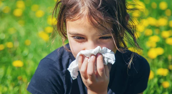 Niño Alérgico Las Flores Enfoque Selectivo Naturaleza — Foto de Stock