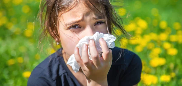 Anak Itu Alergi Terhadap Bunga Fokus Selektif Alam — Stok Foto