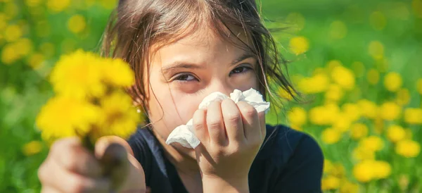 Barnet Allergisk Mot Blommor Selektivt Fokus Natur — Stockfoto