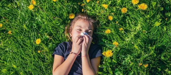 Bambino Allergico Fiori Concentrazione Selettiva Natura — Foto Stock