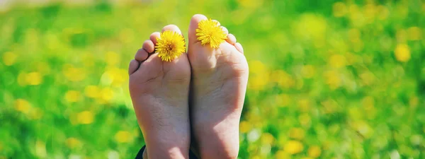 Pieds Enfant Sur Herbe Concentration Sélective Enfant — Photo