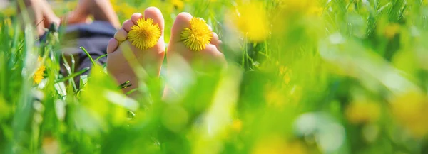 Pieds Enfant Sur Herbe Concentration Sélective Enfant — Photo