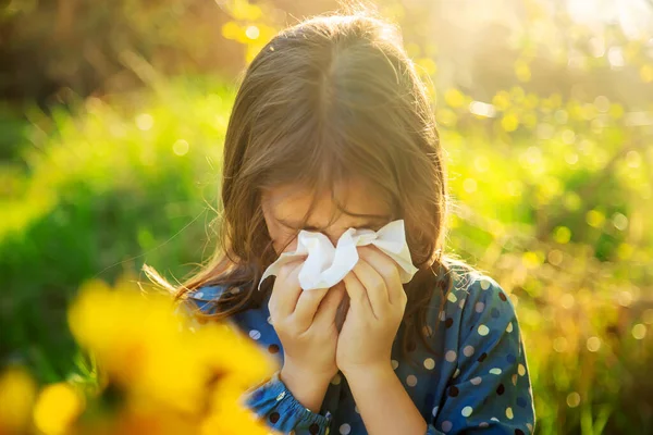 Barnflicka Allergisk Mot Blommor Selektivt Fokus Allergi — Stockfoto