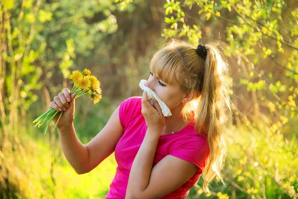 Γυναίκα Είναι Αλλεργική Στα Λουλούδια Επιλεκτική Εστίαση Φύση — Φωτογραφία Αρχείου