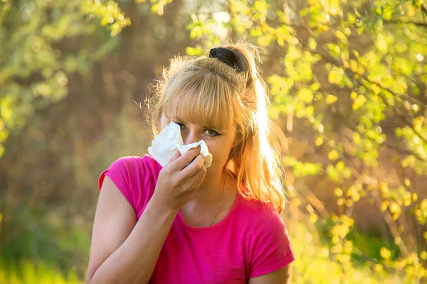 Жінка Має Алергію Квіти Вибірковий Фокус Природа — стокове фото