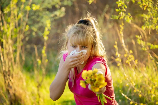 Γυναίκα Είναι Αλλεργική Στα Λουλούδια Επιλεκτική Εστίαση Φύση — Φωτογραφία Αρχείου