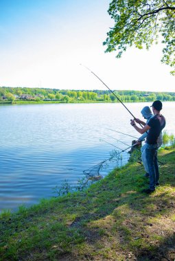 Bir adam gölde balık tutuyor. Seçici odaklanma. Doğa.