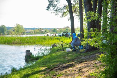 Bir adam gölde balık tutuyor. Seçici odaklanma. Doğa.