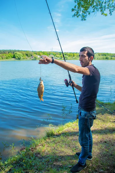 Een Man Aan Het Vissen Het Meer Selectieve Focus Natuur — Stockfoto