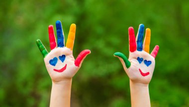 Bir çocuk çiziminin eline gülümse. Seçici odaklanma. Çocuk.