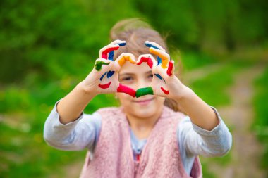 Bir çocuk çiziminin eline gülümse. Seçici odaklanma. Çocuk.