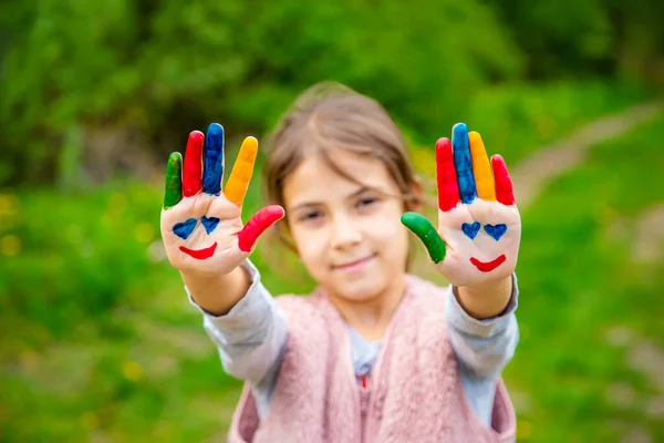 Lächeln Auf Den Händen Eines Kindes Das Zeichnet Selektiver Fokus — Stockfoto