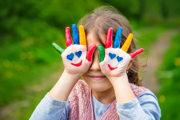 子供の絵の手に笑顔 選択的フォーカス キッド — ストック写真